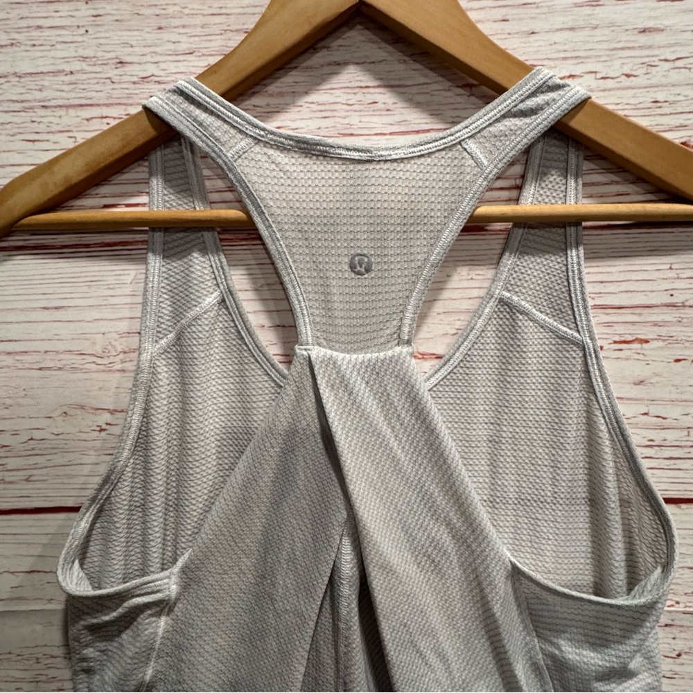 Lululemon Essential Tank Scallop Texture in Heathered White Sz 6 - Picture 9 of 10